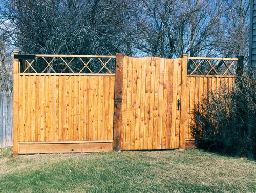 Fence with Decorative Top and Gate